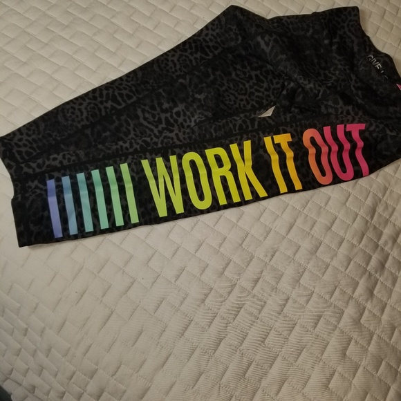 Betsy Johnson Performance Work Out Capris - Picture 4 of 8